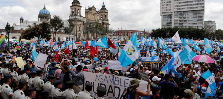 En 2015 la sociedad guatemalteca salió a las calles de forma pacífica en rechazo a...