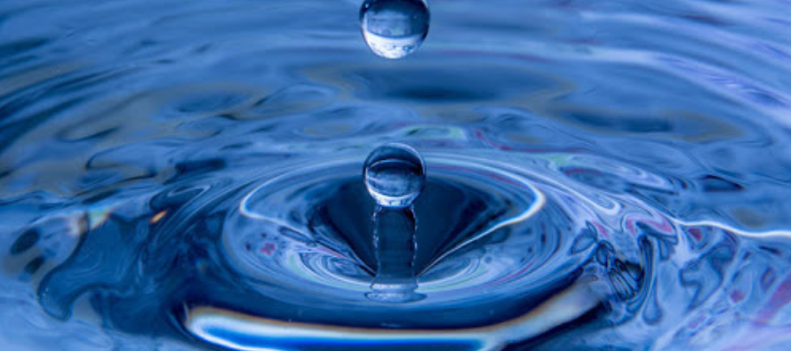 El estado "líquido" habitual del agua con el que todos estamos familiarizados...