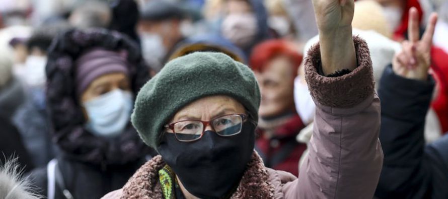 Más de 2,000 pensionados marcharon por una avenida del centro de Minsk en lo que se ha...