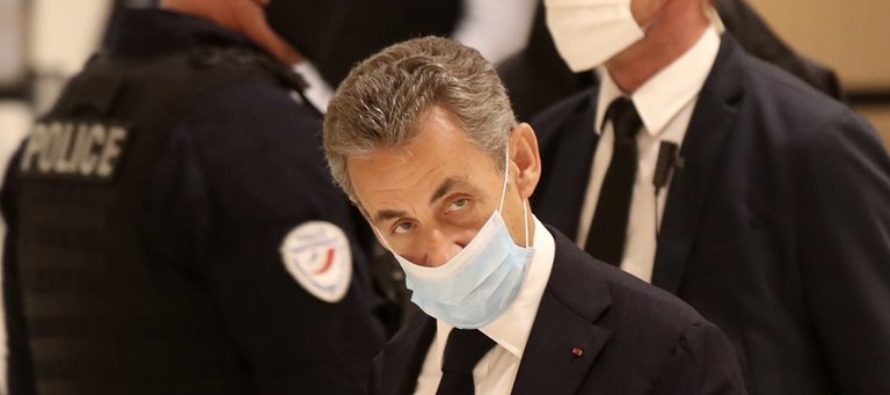 Sarkozy está acusado de tratar ilegalmente de obtener información de un juez sobre...