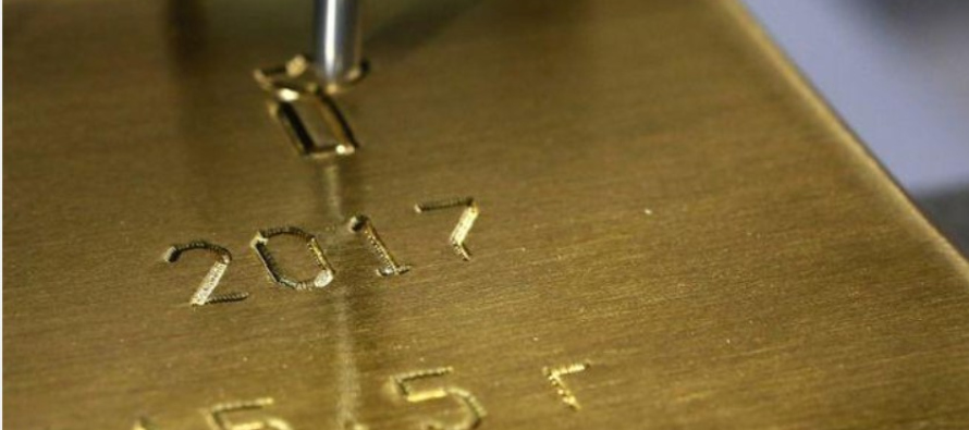 El oro al contado bajó un 1,5% a 1.807,95 dólares la onza a las 1841 GMT tras tocar...