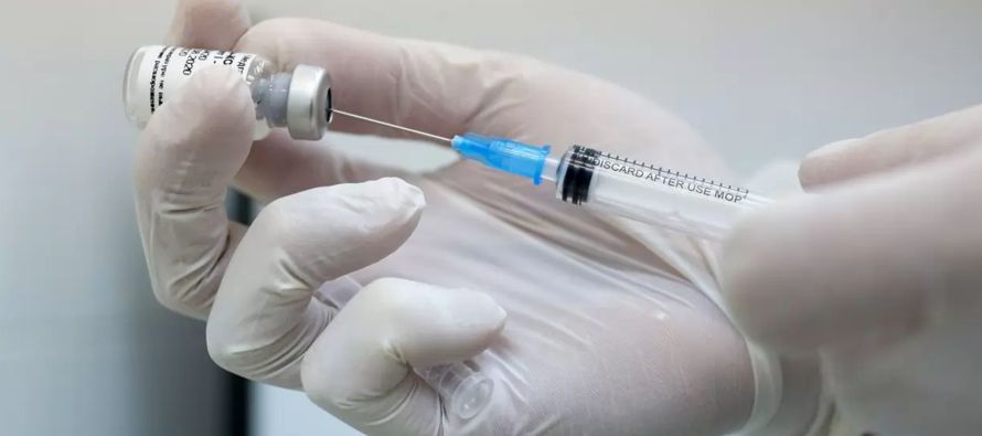 Se tiene previsto que la vacuna esté disponible para los salvadoreños a partir de la...