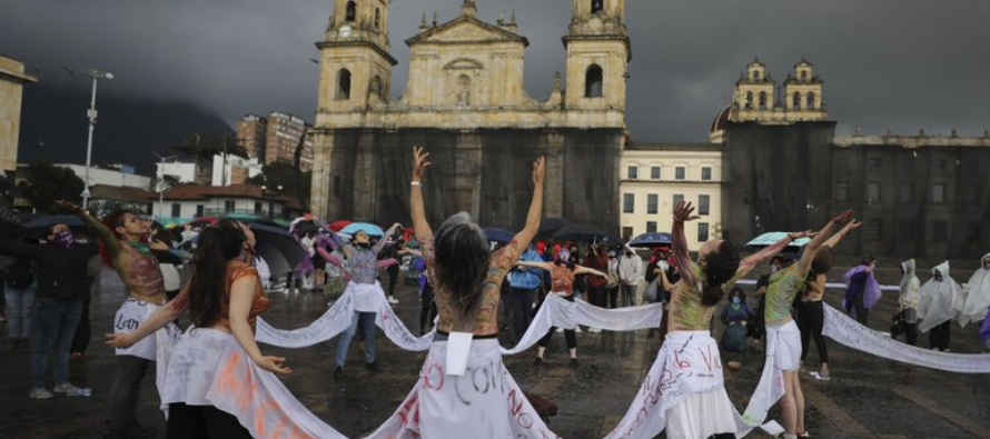En la capital guatemalteca una marcha conmemorando el día de la no violencia a las mujeres...