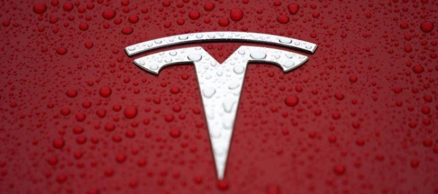 La fábrica, que Tesla espera completar en febrero, tendrá la capacidad de producir...