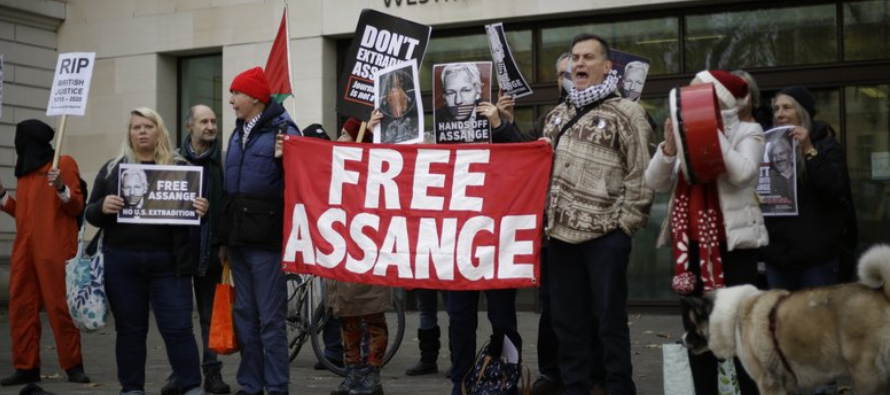 Assange, que estaba en libertad bajo fianza en 2012, pidió asilo en la embajada ecuatoriana...