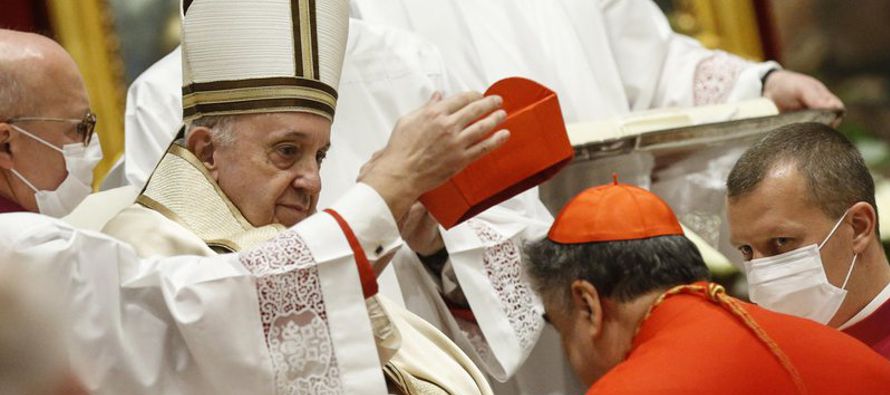 Durante su homilía, el papa argentino advirtió a los nuevos cardenales contra la...
