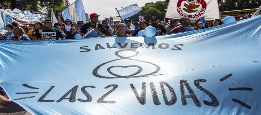 Centenares de personas portando banderas argentinas se congregaron el sábado en torno al...