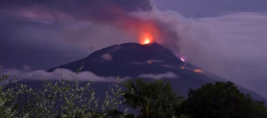 Casi 2,800 personas de al menos 28 poblados fueron evacuadas de las laderas del monte Ili...