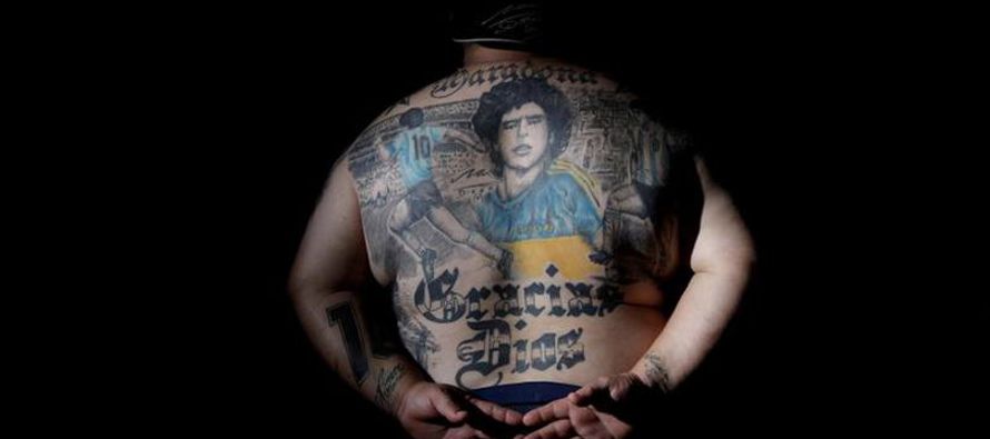 La muerte de Maradona ha puesto de relieve la adoración casi de culto que creció en...