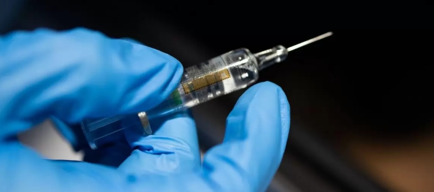 La empresa dijo que esperaba tener aproximadamente 20 millones de dosis de la vacuna, llamada...