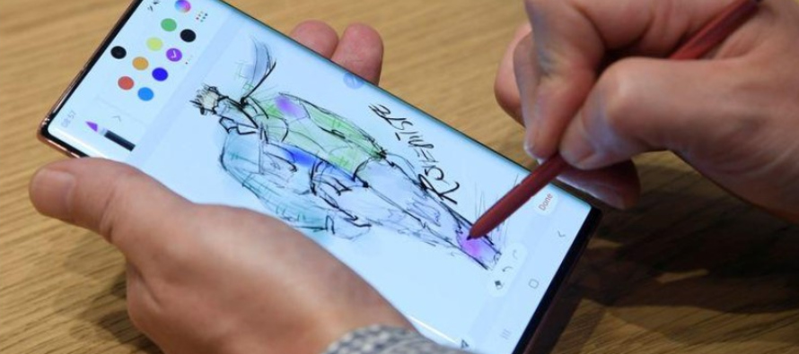 El Galaxy Note, conocido por su gran pantalla y su lápiz para tomar notas, es una de las dos...