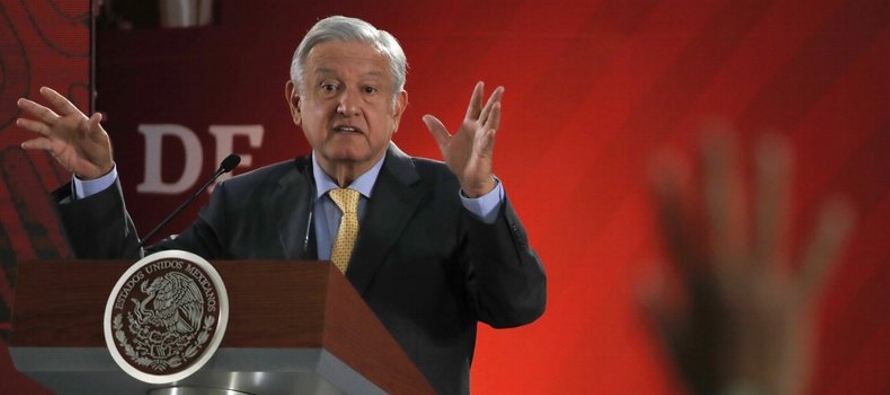 Los comentarios se produjeron mientras López Obrador esquivó de nuevo preguntas sobre...