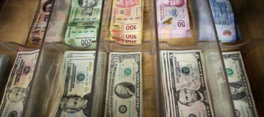 El peso mexicano cotizaba en 19,9940 por dólar, con una ganancia del 0,12% frente a los...