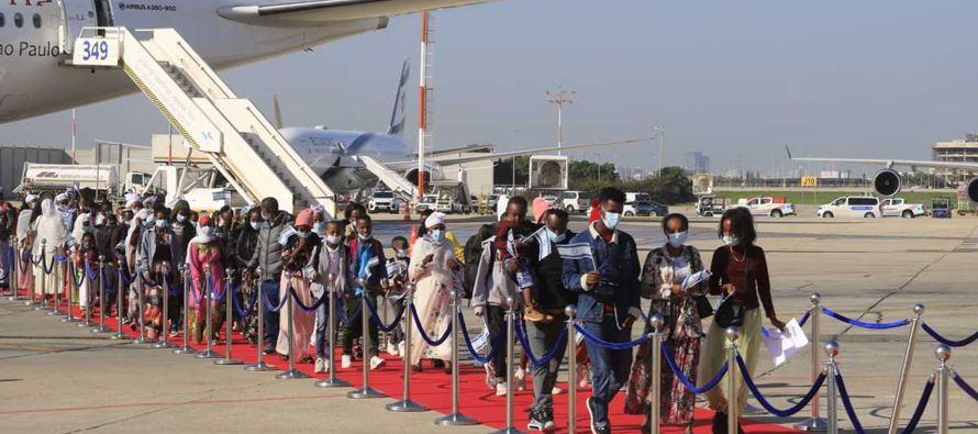 Unas 300 personas llegaron en el vuelo de Ethiopian Airlines, muchos de ellos ondeando banderas o...