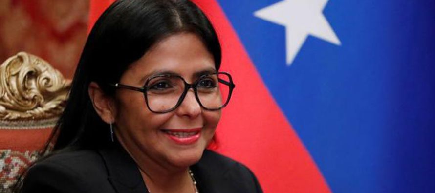 La recién designada ministra de Finanzas, Delcy Rodríguez, llevaba cerca de un...