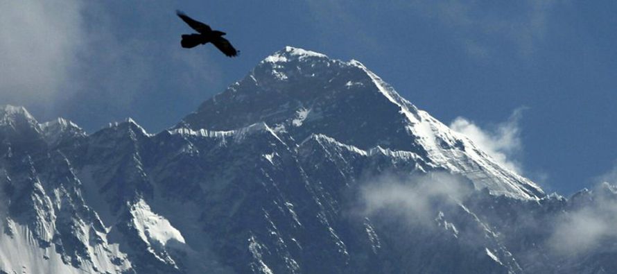 La nueva altura oficial de la montaña es de 8.848,86 metros (29.032 pies), algo más...