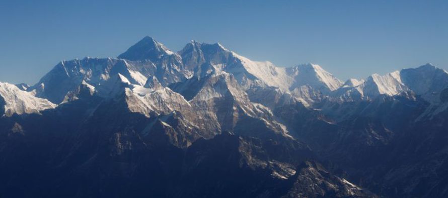 Nepal nunca había calculado antes la altura del Monte Everest, pero había empleado la...