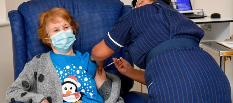 Rusia y China ya han comenzado a proporcionar vacunas candidatas de producción nacional a...