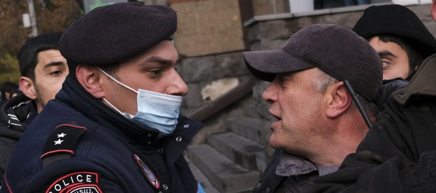 Los manifestantes denuncian al primer ministro Nikol Pashinyan por haber llegado a un acuerdo que...