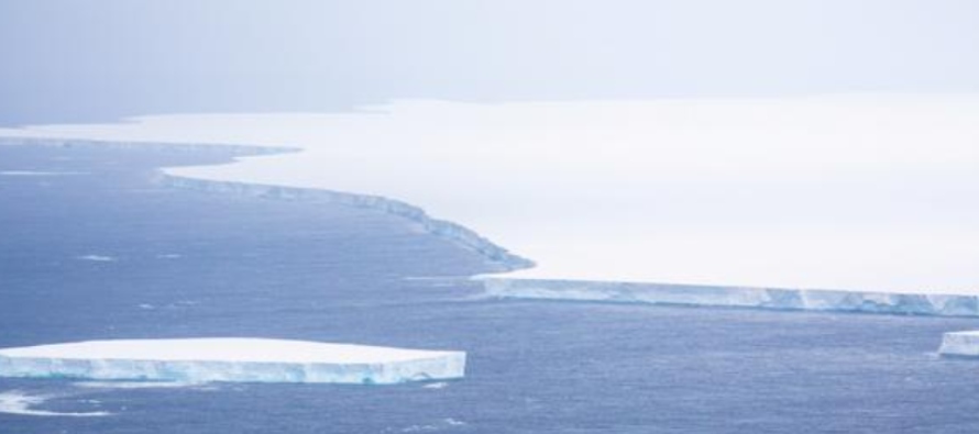 El gigantesco iceberg, apodado A68a, está en camino de chocar con la isla Georgia del Sur,...
