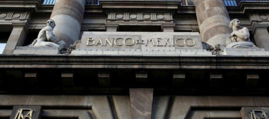 El peso mexicano se depreciaba el jueves un 0.74% a 20.0038 pesos, casi al final de la jornada,...