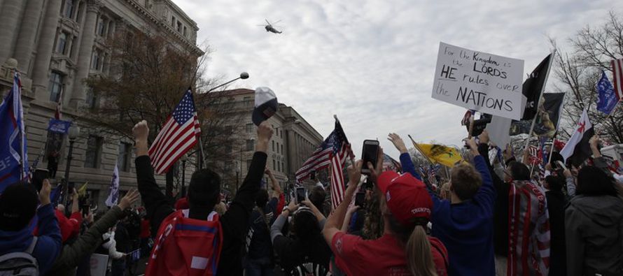 Miles de partidarios de Donald Trump regresaron a Washington el sábado para un par de...