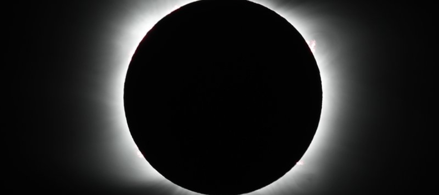 Diego Fuentes, que viajó al sur para ver el eclipse, dijo a The Associated Press que...