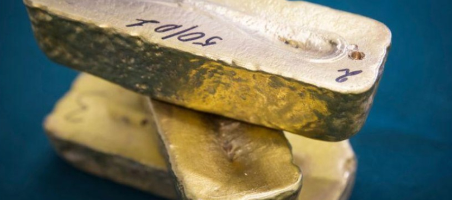 El oro, considerado como cobertura contra la inflación que podría resultar de los...