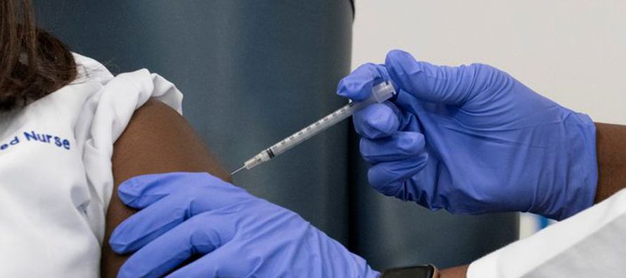 Los primeros estadounidenses fuera de los ensayos clínicos comenzaron a recibir la vacuna...