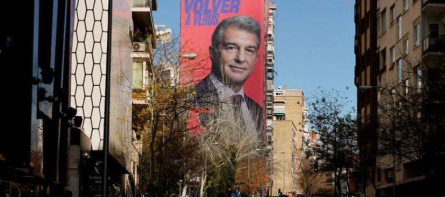 Laporta publicó en Twitter una foto del gigantesco cartel, que cubre un edificio en...