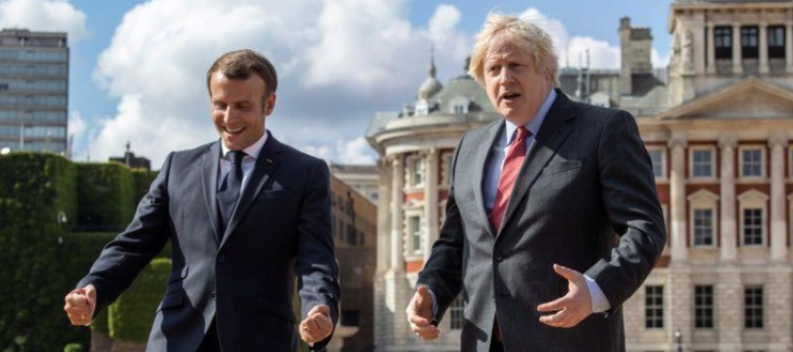 Johnson dijo que habló con el presidente francés Emmanuel Macron, que cumplió...