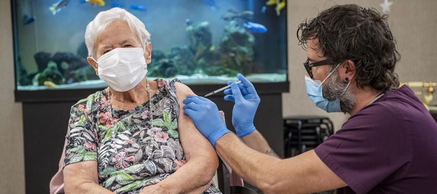 La primera persona en recibir la vacuna en Suiza fue una mujer mayor de 90 años que vive en...