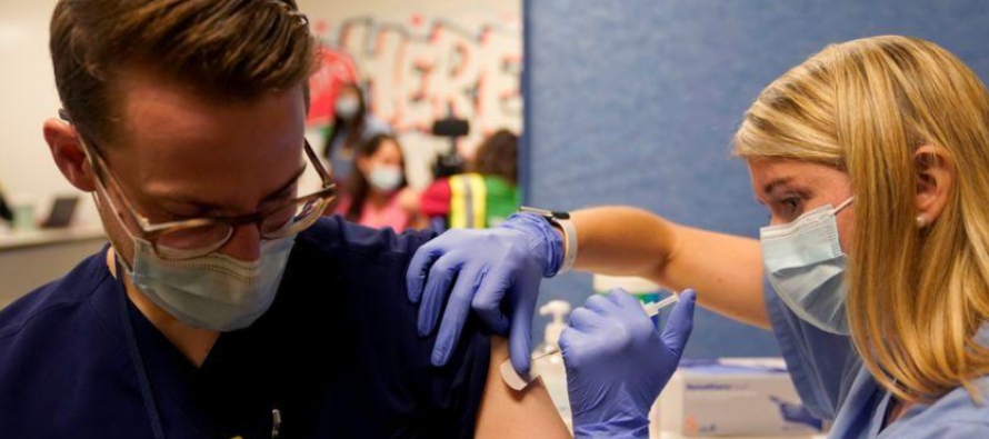 Este mes, los reguladores estadounidenses autorizaron las dos primeras vacunas COVID-19, una de las...