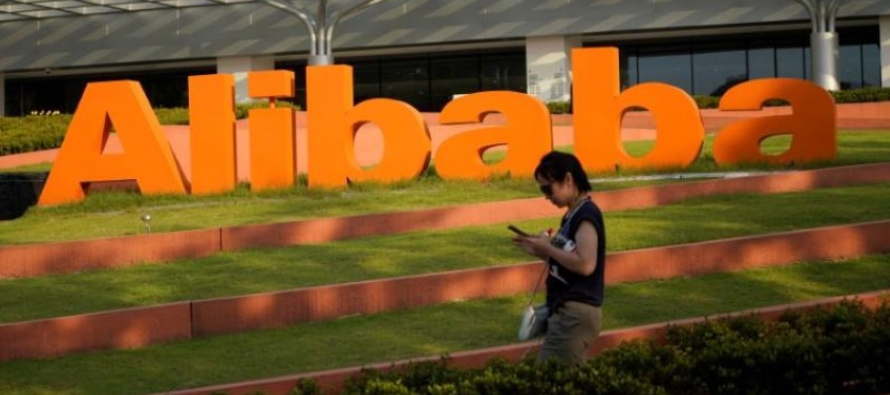 Las acciones de Alibaba caían más del 8% en Hong Kong, mientras que sus rivales...