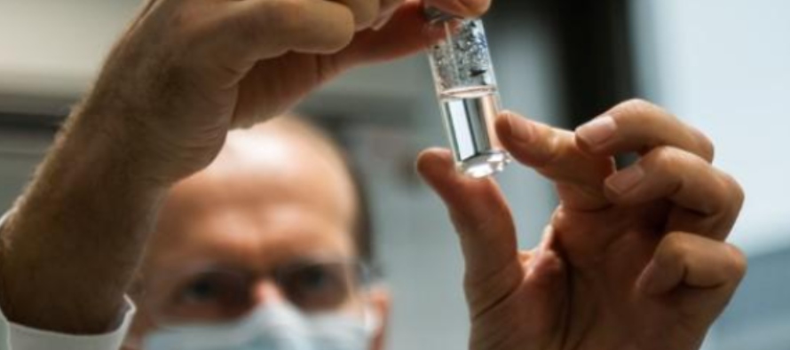 La fuente cercana al proceso de fabricación dijo que los fabricantes de vacunas ahora...