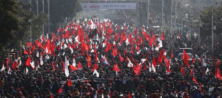 Los manifestantes corearon consignas contra el primer ministro Khadga Prasad Oli mientras marchaban...