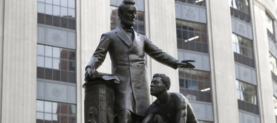 La estatua de bronce es una copia de un monumento que se erigió en Washington, D.C., tres...
