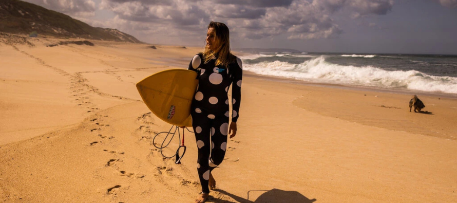 La surfista brasileña Maya Gabeira surfeó la ola más alta registrada en 2020,...