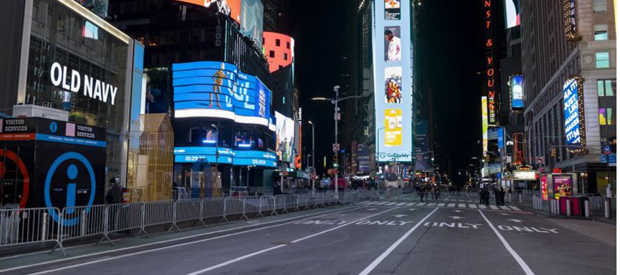 Las multitudes usuales en Times Square la víspera de Año Nuevo no se veían por...