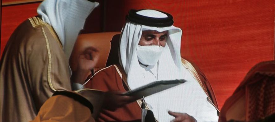 El emir participará en una cumbre anual de líderes árabes que busca crear una...