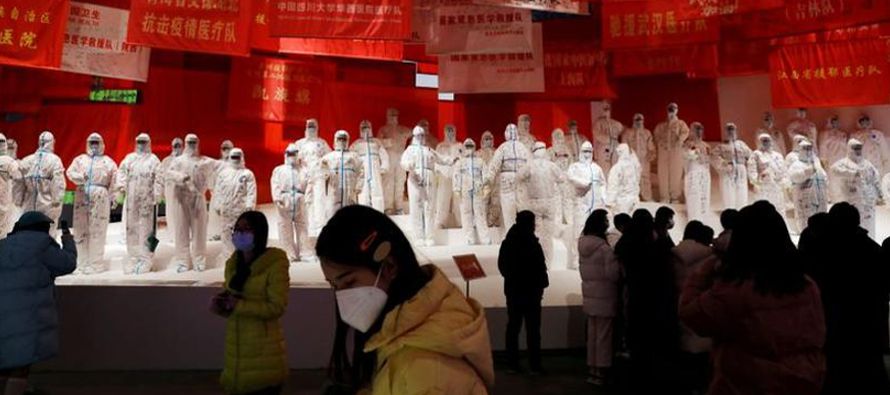 China ha rechazado las críticas sobre su gestión inicial del coronavirus,...