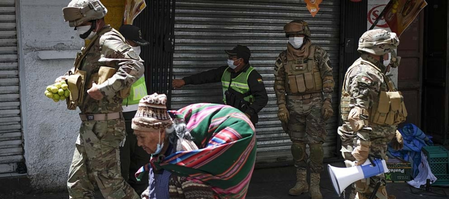 En La Paz se anunciaron ayer 443 nuevos casos y le siguió Santa Cruz con 327 contagios. Los...