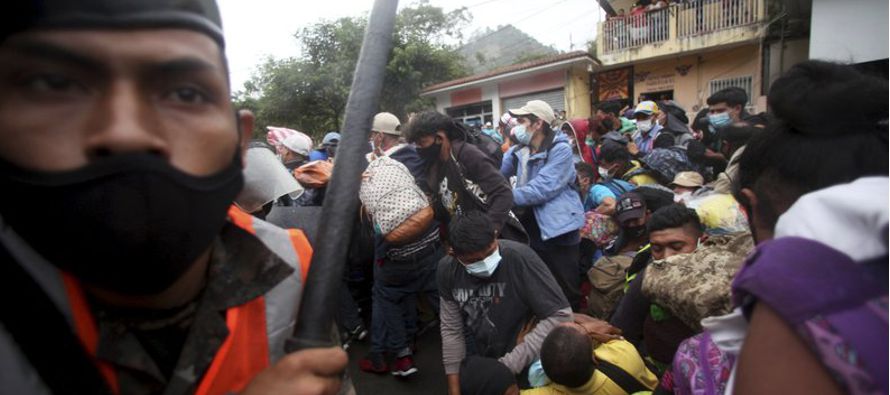 México continuaba destacando a miles de miembros de la Guardia Nacional y agentes de...