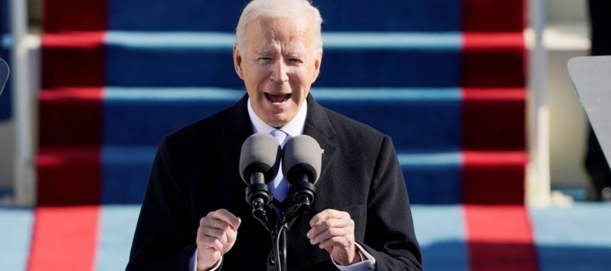 Biden anunció que va a anular un decreto migratorio muy controvertido que prohíbe la...