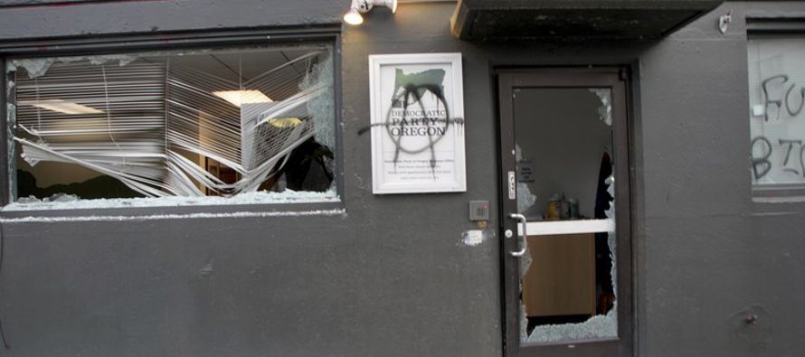 La policía informó que el grupo destrozó las ventanas y pintó con...