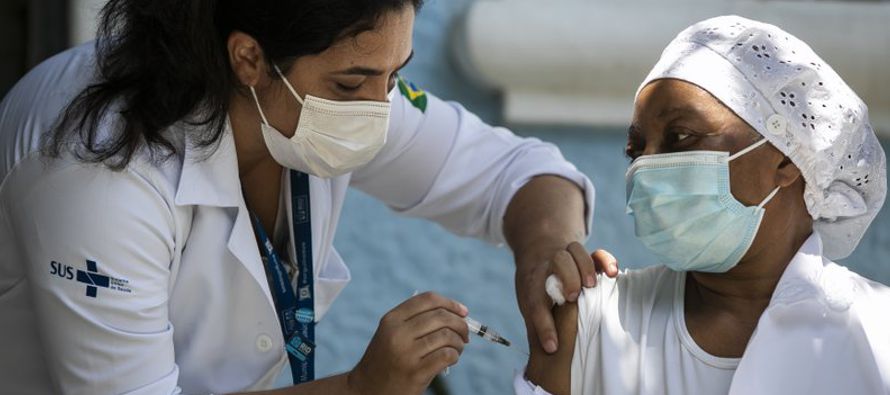 El Ministerio de Salud de Brasil anunció el jueves que la vacuna, desarrollada por...