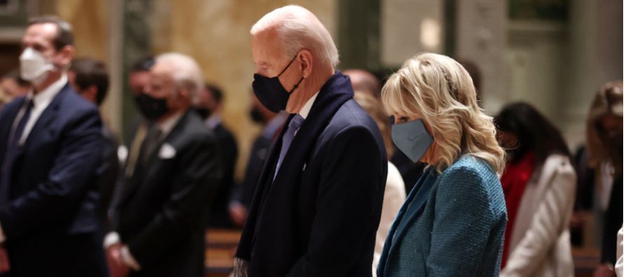El presidente Joe Biden asistió a misa el domingo por primera vez desde asumir el cargo,...