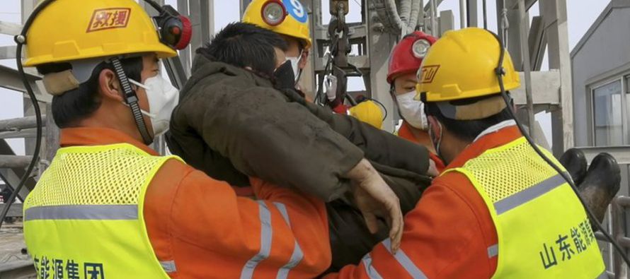 El domingo, otras 11 personas fueron rescatadas en la mina de oro en la provincia de Shandong. Una...