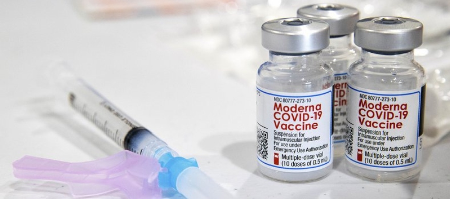 Pfizer, que fabrica una vacuna COVID-19 similar, ha informado anteriormente que su inyección...