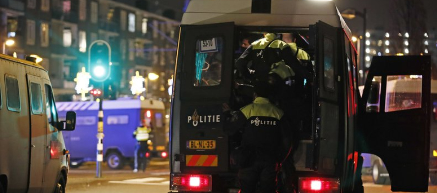 En Ámsterdam, la policía antimotines fue despachada a un área comercial donde...